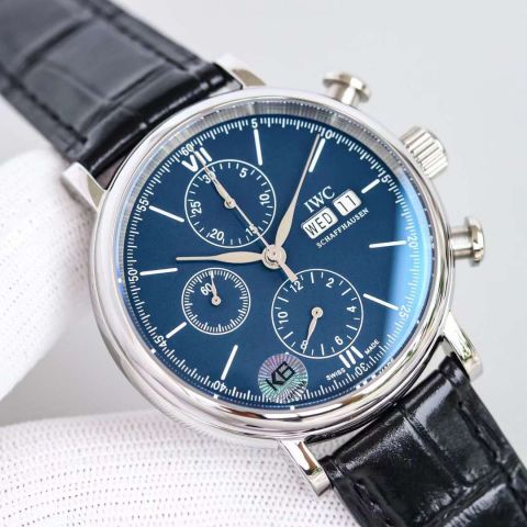   TW倾情演绎【IWC万国波涛菲诺计时腕表】 腕表尺寸42mmX13.5mm。完美同步正品，表壳以精钢材质打造，通过细致的抛光打磨之后呈现出细腻光泽，表耳弧度自然，与表壳完美融合，线条流畅，光泽闪耀。 腕表内部搭载丹东7750改4601自