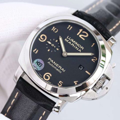 沛纳海 PAM00441系列 LUMINOR 1950  【表壳】尺寸44mm 别出心裁的哑光黑色表盘相结合，在加上复古感十足的米色Assolutamente小牛皮表带，展现极具型格的腕表特色，一度成为钟表爱好者心目中的理想表款之一。表冠护