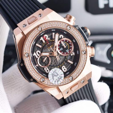 宇舶-恒宝HUBLOT ——英勇无畏 拳拳出击 简称“HUB”“恒宝” BigBang大爆炸元素材料计时码表 ❶、表壳采用进口316L精钢材料 设计感爆炸 ❷、搭载7750改“HUB1242”自动机芯 计时瞬启与一键飞返 完美还原原装功能 